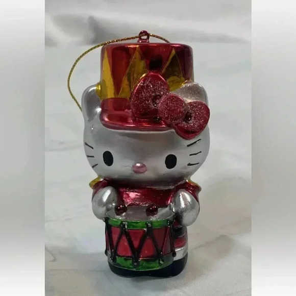 2013 HELLO KITTY WITH DRUM 3-1/4" ORNAMENT~RESIN. Ute Red Green British Army - Picture 11 of 11